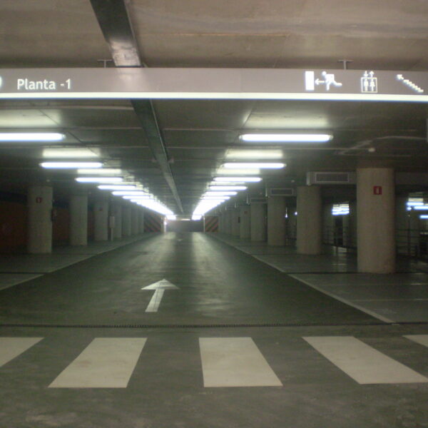 Parking iluminación subterráneo